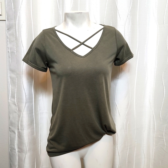 MmMmMm Green V-Neck Top - Picture 1 of 6